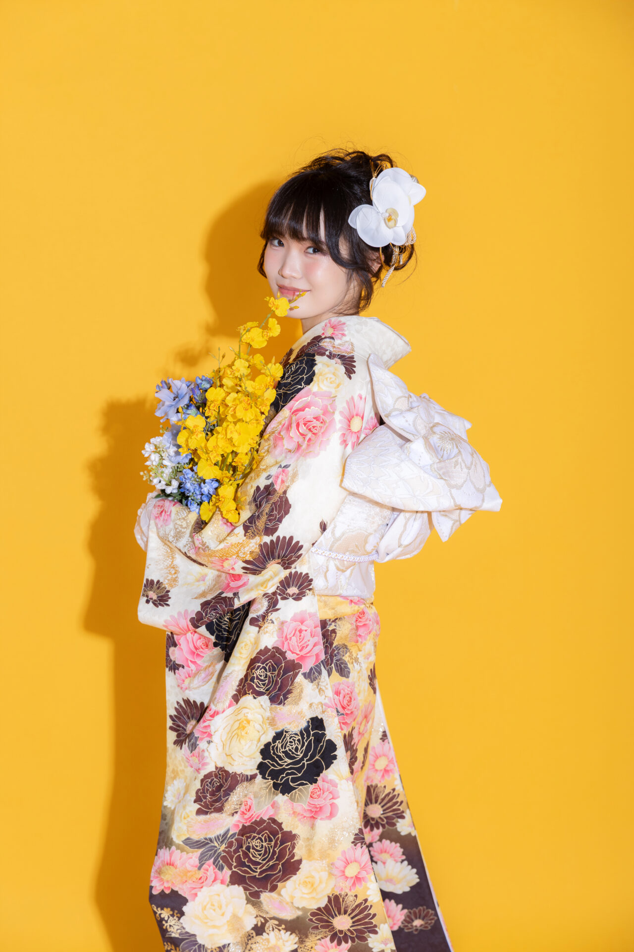 所沢での成人式前撮り：振袖姿で微笑む新成人と家族の記念写真（ライフスタジオ所沢店）